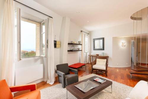 un salon avec un canapé et une table dans l'établissement MOANA KEYWEEK Sea view apartment Biarritz downtown, à Biarritz