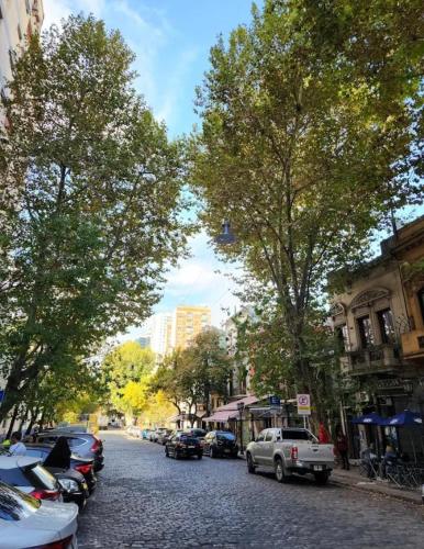 Η γειτονιά γύρω από ή μία γειτονιά κοντά σε αυτό το δωμάτιο σε οικογενειακή κατοικία