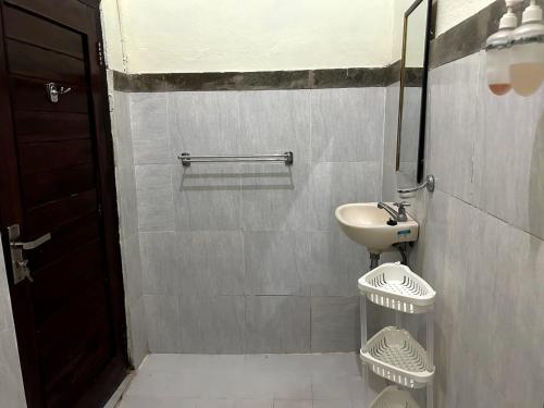 Ένα μπάνιο στο Citronella Homestay Nusa Penida