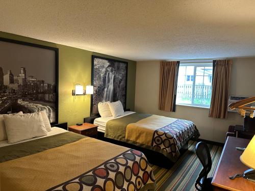um quarto de hotel com duas camas e uma janela em Super 8 by Wyndham Winona MN em Winona