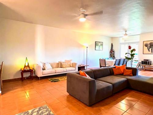 sala de estar con sofá y mesa en Villa Mango in North Coast en Dorado