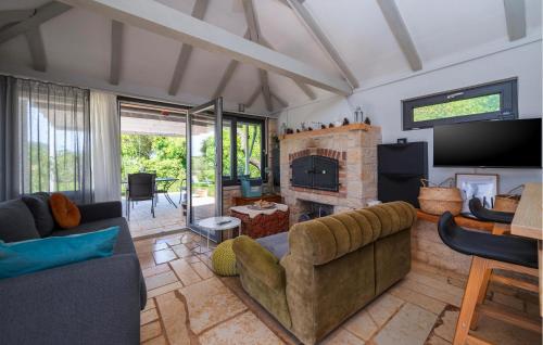 Μια τηλεόραση ή/και κέντρο ψυχαγωγίας στο 1 Bedroom Awesome Home In Peroj