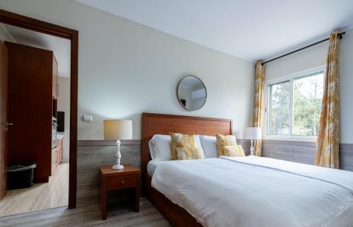a bedroom with a large bed and a window at Estalagem Pico D'Agua in Livramento