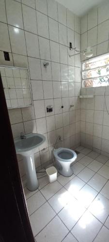 Et badeværelse på Aluguel de quartos em residencia