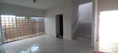 um quarto vazio com escadas e uma porta para um edifício em Aluguel de quartos em residencia em Gurupi