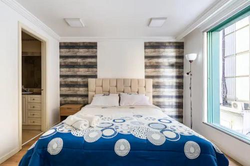a bedroom with a large blue and white bed at Suite La Carolina Quicentro Shopping in Quito