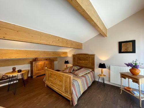 1 dormitorio con cama de madera y techo de madera en Gîte Aiguilhe, 2 pièces, 4 personnes - FR-1-582-354, en Aiguilhe