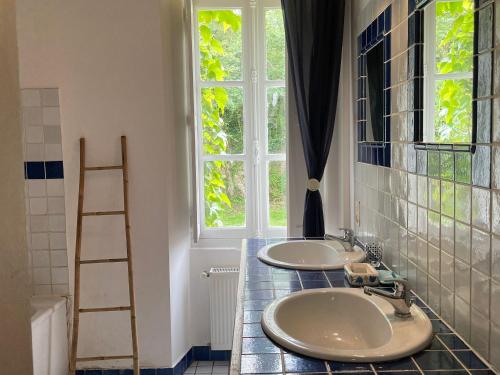 SolesmesにあるGîte Solesmes, 6 pièces, 10 personnes - FR-1-410-440のバスルーム(洗面台2台、窓2つ付)