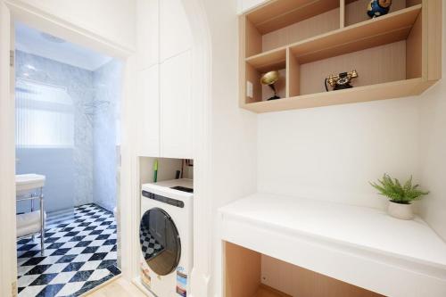 lavadero con lavadora y secadora en Cosy Federation Apartment Kirribilli 4 Bedroom en Sídney