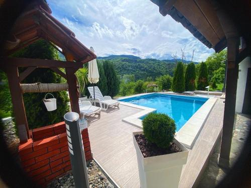 une maison avec une piscine et une terrasse dans l'établissement Vikendica sa bazenom, à Višegrad