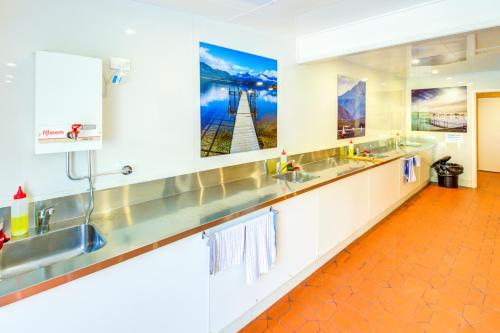 Te Anau Lakeview Holiday Park & Motelsにあるキッチンまたは簡易キッチン