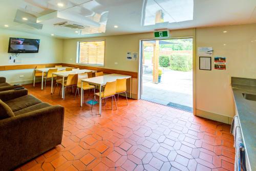 Te Anau Lakeview Holiday Park & Motelsにあるキッチンまたは簡易キッチン