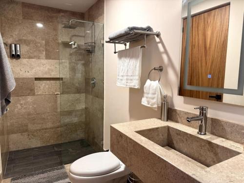 a bathroom with a sink and a toilet and a shower at Depa Luxe 2HAB con Alberca y Playa Caminando in Boca del Río