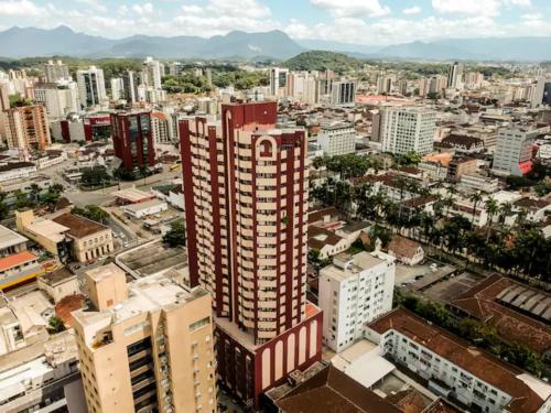 una vista aérea de una ciudad con edificios altos en Rosenhaus - HomeClub apto grande com Smartv cozinha piscina, en Joinville