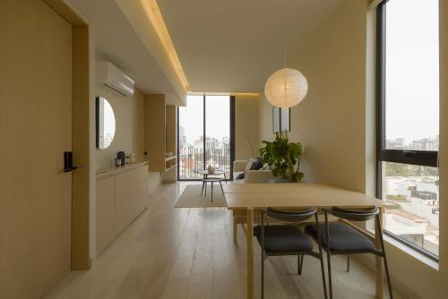 a kitchen and dining room with a table and chairs at Capitalia Aristoteles Polanco in Mexico City