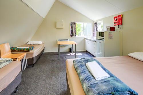 Te Anau Lakeview Holiday Park & Motelsにあるキッチンまたは簡易キッチン