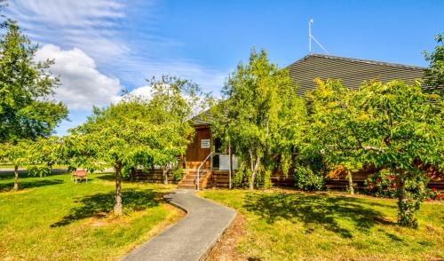 Te Anau Lakeview Holiday Park & Motelsにある庭