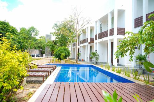 uma imagem de uma piscina num edifício em Ananthara Resort em Anuradhapura
