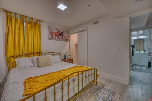 - une chambre avec un lit et un rideau jaune dans l'établissement Modern & Colorful ~ 5* Location, à Washington