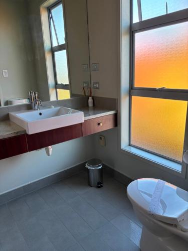 Bilik mandi di Village Apartments Gisborne