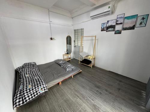 Postel nebo postele na pokoji v ubytování Nhà Nghỉ M91