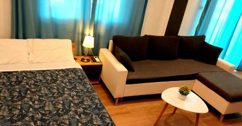 uma sala de estar com uma cama e um sofá em ALEXANDER Golden View Serres em Serres