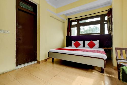 Ένα ή περισσότερα κρεβάτια σε δωμάτιο στο OYO Hotel Inderprasth