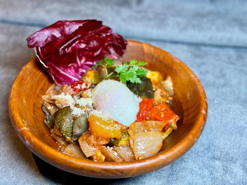 Makanan di atau berdekatan hotel