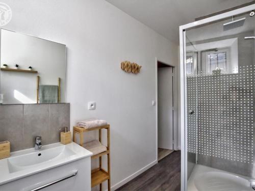 La salle de bains est pourvue d'une douche, d'un lavabo et d'un miroir. dans l'établissement Appartement Saint-Galmier, 3 pièces, 4 personnes - FR-1-496-276, à Saint-Galmier