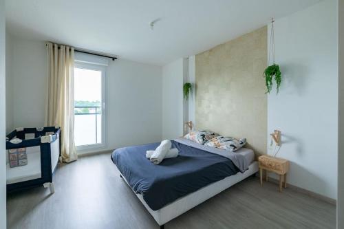 - une chambre avec un lit et une grande fenêtre dans l'établissement Le Havre de Sérénité - Orly - Gare - Place privée, à Athis-Mons