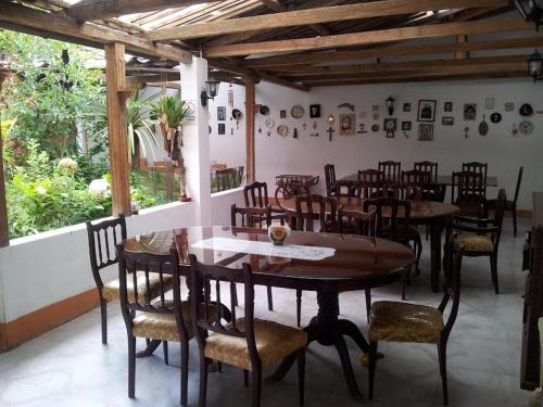 une salle à manger avec des tables et des chaises en bois dans l'établissement La Casona de Leymebamba, à Leimebamba