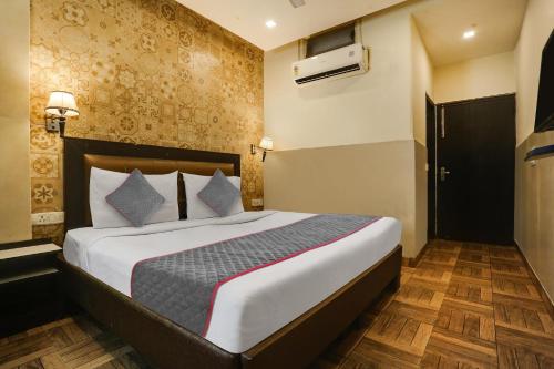 a bedroom with a large bed in a room at Super Townhouse 1224 Hotel Gera's in New Delhi