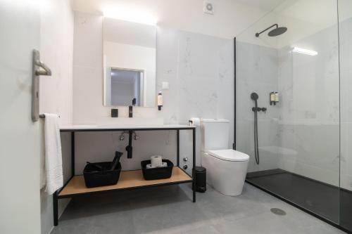 uma casa de banho com um lavatório, um chuveiro e um WC. em Casa Cecilia Meireles em Ponta Delgada