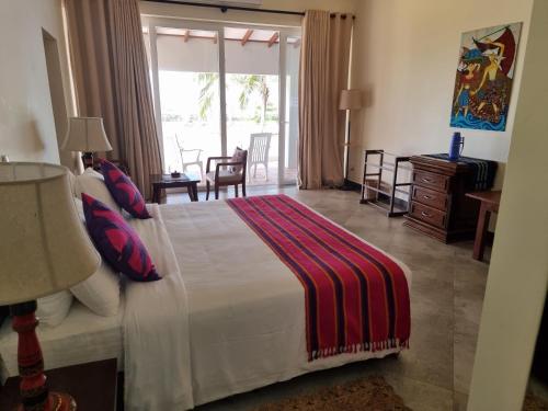 Postel nebo postele na pokoji v ubytování Arhimser Villa-superb 4 bedroom beachfront BB for 8 in Ranna, Tangalle, pool, free pickup or drop off for 7 night stays arriving together, serviced, taxes included