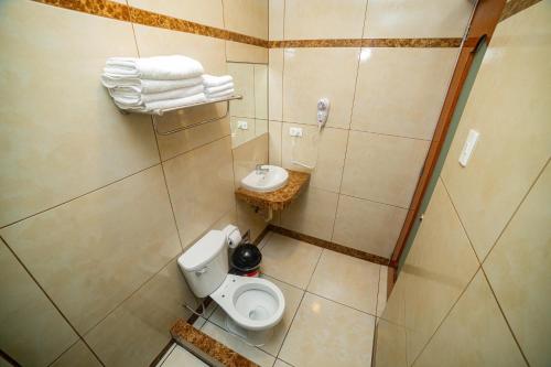 豪哈的住宿－Zavala Hotels & Resorts，一间带卫生间和水槽的小浴室