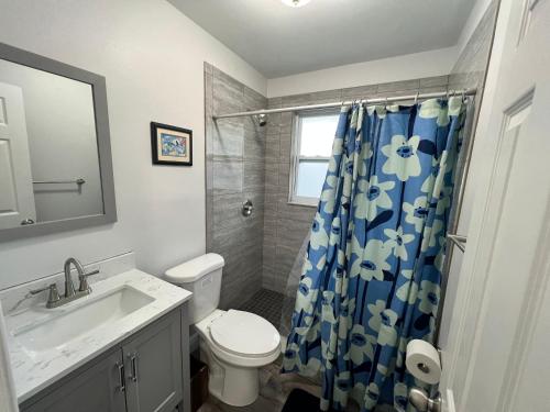 La salle de bains est pourvue de toilettes et d'un rideau de douche. dans l'établissement 875 Oasis 2, à Vero Beach