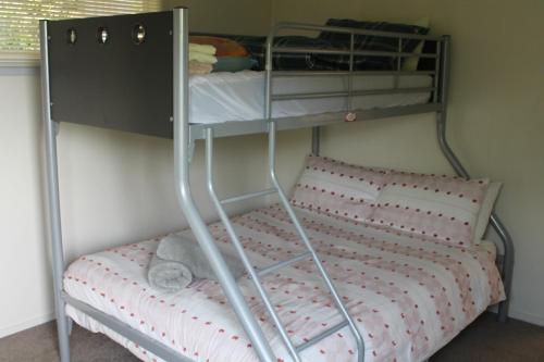 a bedroom with a bunk bed and a bunk bedsheet at Jacks place in Moeraki