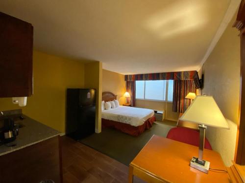 Ein Bett oder Betten in einem Zimmer der Unterkunft Super 8 by Wyndham Fort Wayne