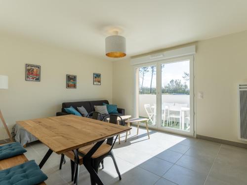 un salon avec une table et un canapé dans l'établissement Appartement Neuf 3* à 2 Pas de l'Océan à Mimizan, 5 Pers, Balcon, Parking - FR-1-50-132, à Mimizan
