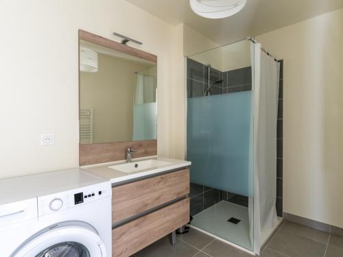 une salle de bain avec un lavabo et une machine à laver dans l'établissement Appartement Neuf 3* à 2 Pas de l'Océan à Mimizan, 5 Pers, Balcon, Parking - FR-1-50-132, à Mimizan