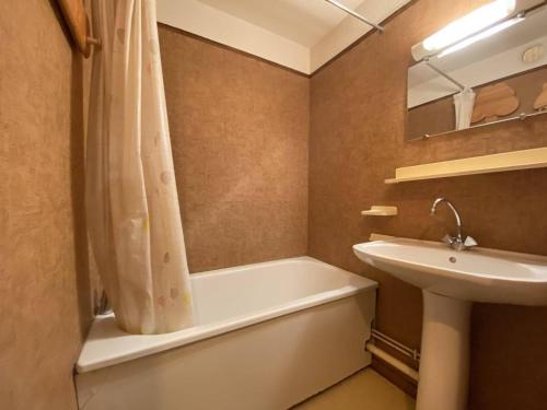 une salle de bain avec une baignoire et un lavabo dans l'établissement Charmant studio cabine à Praz-Sur-Arly - 4 pers. avec parking et navette proche pistes - FR-1-603-91, à Praz-sur-Arly