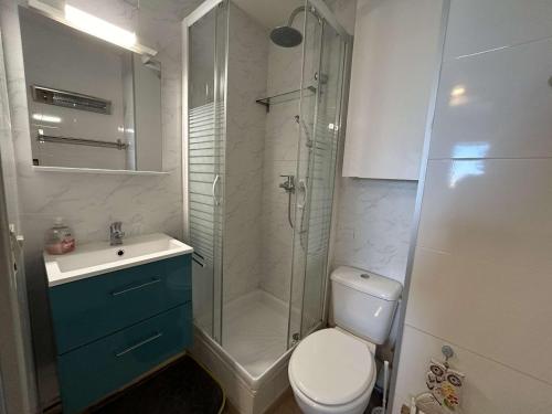 une salle de bain avec une douche, des toilettes et un lavabo dans l'établissement Appt Climatisé 4 Pers avec Piscine et Parking, Plage à 200m - FR-1-250-269, au Grau-du-Roi