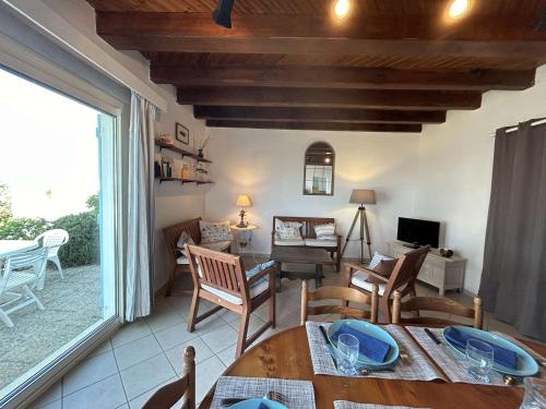 une chambre avec une table et des chaises ainsi qu'un salon dans l'établissement Maison de 5 pièces avec jardin clos et vue sur mer à l'Herbaudière - FR-1-224B-223, à Noirmoutier-en-l'lle