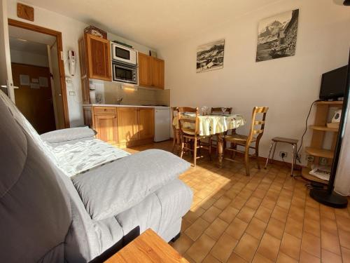 - une cuisine avec un canapé et une table dans une chambre dans l'établissement Studio Cabine près des pistes avec parking privé à Praz-Sur-Arly - FR-1-603-92, à Praz-sur-Arly