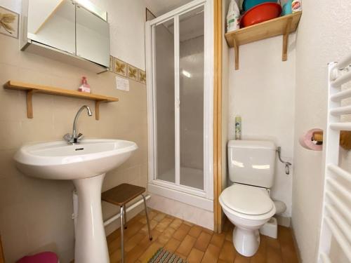 une petite salle de bain avec un lavabo et des toilettes dans l'établissement Studio Cabine près des pistes avec parking privé à Praz-Sur-Arly - FR-1-603-92, à Praz-sur-Arly