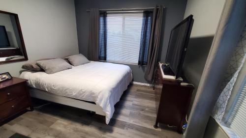 niewielka sypialnia z łóżkiem i oknem w obiekcie Luxury 1 Bed 1 Bath Fully Private w mieście Chula Vista