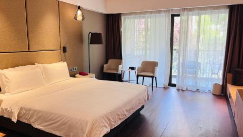 Krevet ili kreveti u jedinici u okviru objekta Argyle Resort Lijiang Tujing Shuhe Ancient Town