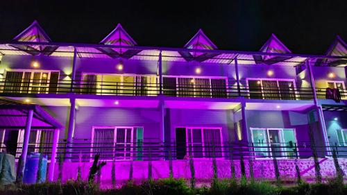 奈尼塔爾的住宿－Maakot，一座晚上有紫色灯光的建筑