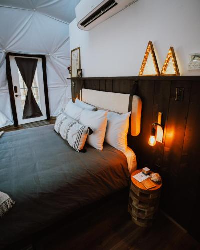 Letto o letti in una camera di Starlight Haven Hot Springs