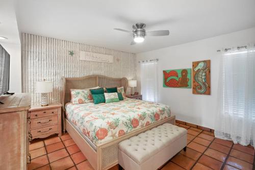 Un dormitorio con una cama y un ventilador de techo. en K and J Port Aransas, en Padre Island